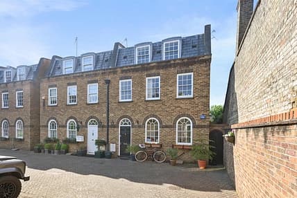 Black Lion Mews - Exterior3 (1).JPG