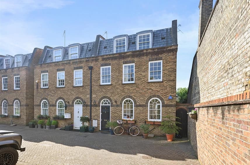 Black Lion Mews - Exterior3 (1).JPG